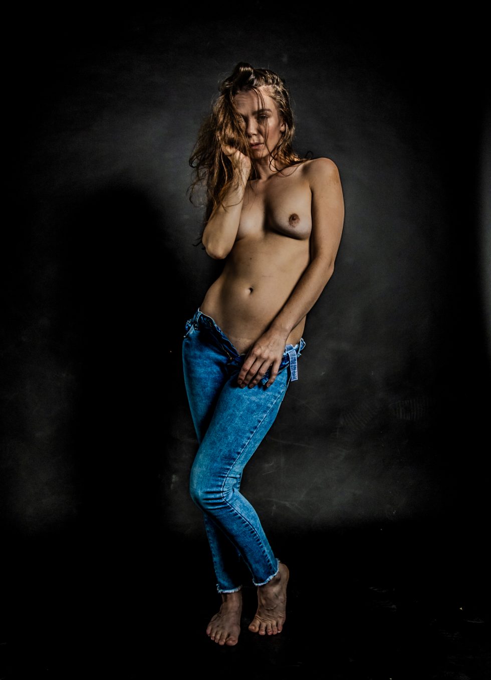 Modelo Jay Ban en sesión artística de estudio, serie Jeans, fotografía de Vicente Pérez Costa