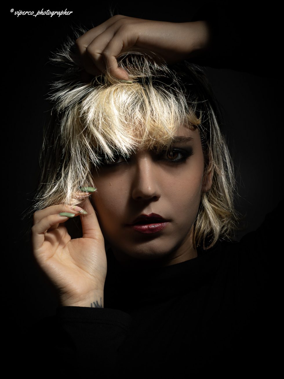 Rossana, modelo italiana, protagoniza una serie de retratos artísticos en clave baja donde gesto, luz y sombra construyen una narrativa visual intensa y elegante.