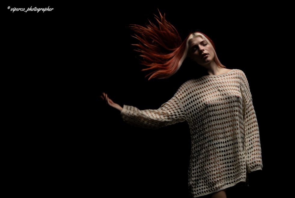 “Serie fotográfica de la modelo Melissa en estudio, combinando luz en clave baja y media, con poses expresivas que exploran movimiento, silueta y emociones bajo iluminación controlada.”