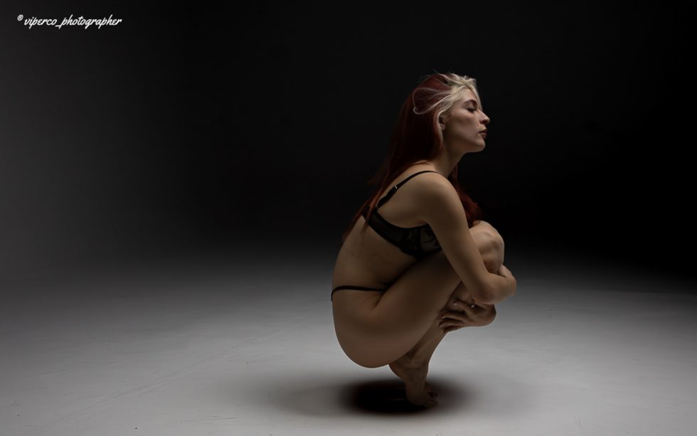 “Serie fotográfica de la modelo Melissa en estudio, combinando luz en clave baja y media, con poses expresivas que exploran movimiento, silueta y emociones bajo iluminación controlada.”