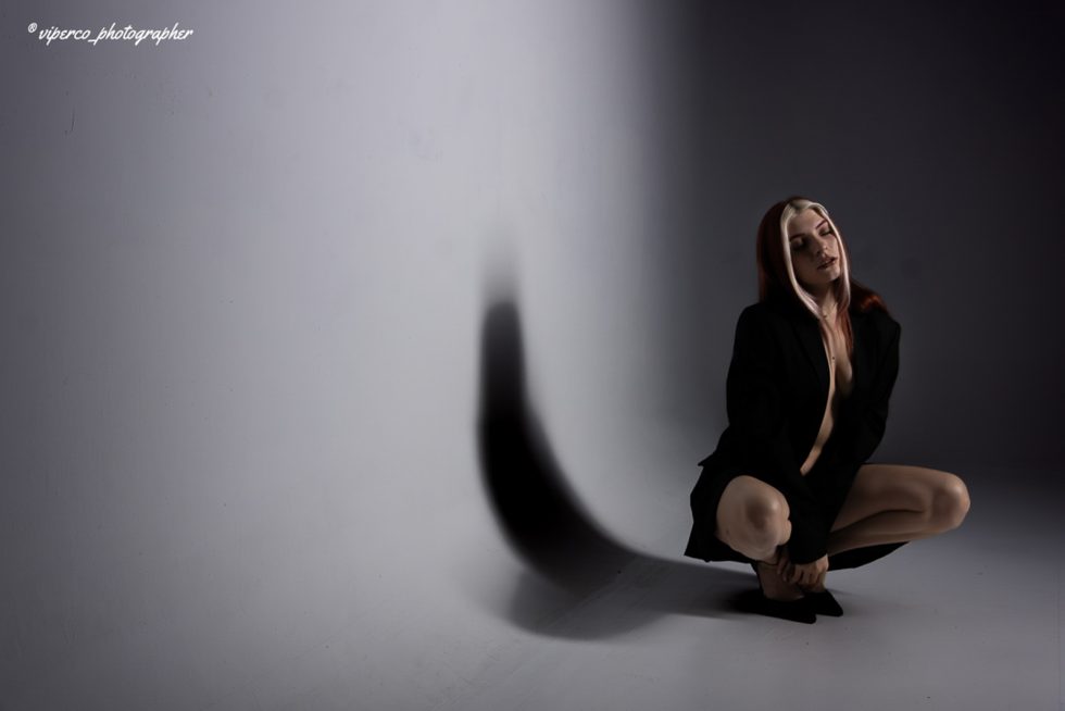 “Serie fotográfica de la modelo Melissa en estudio, combinando luz en clave baja y media, con poses expresivas que exploran movimiento, silueta y emociones bajo iluminación controlada.”