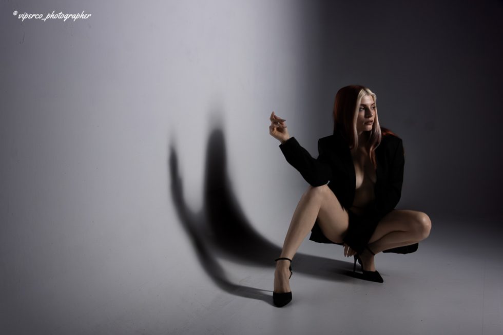 “Serie fotográfica de la modelo Melissa en estudio, combinando luz en clave baja y media, con poses expresivas que exploran movimiento, silueta y emociones bajo iluminación controlada.”