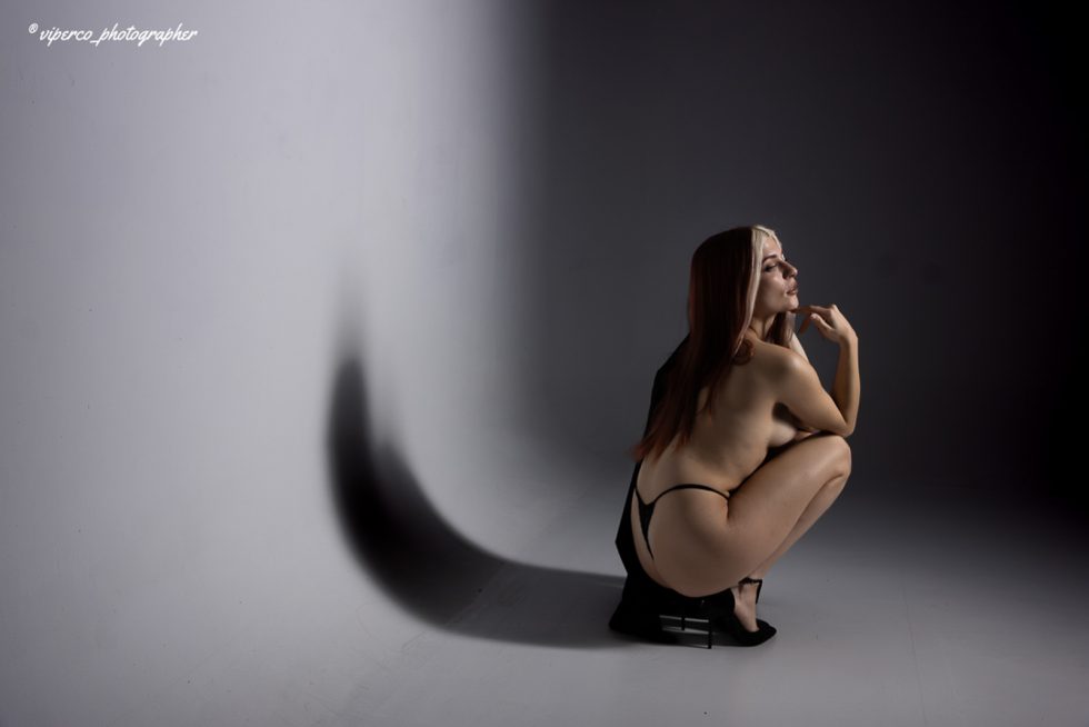 “Serie fotográfica de la modelo Melissa en estudio, combinando luz en clave baja y media, con poses expresivas que exploran movimiento, silueta y emociones bajo iluminación controlada.”