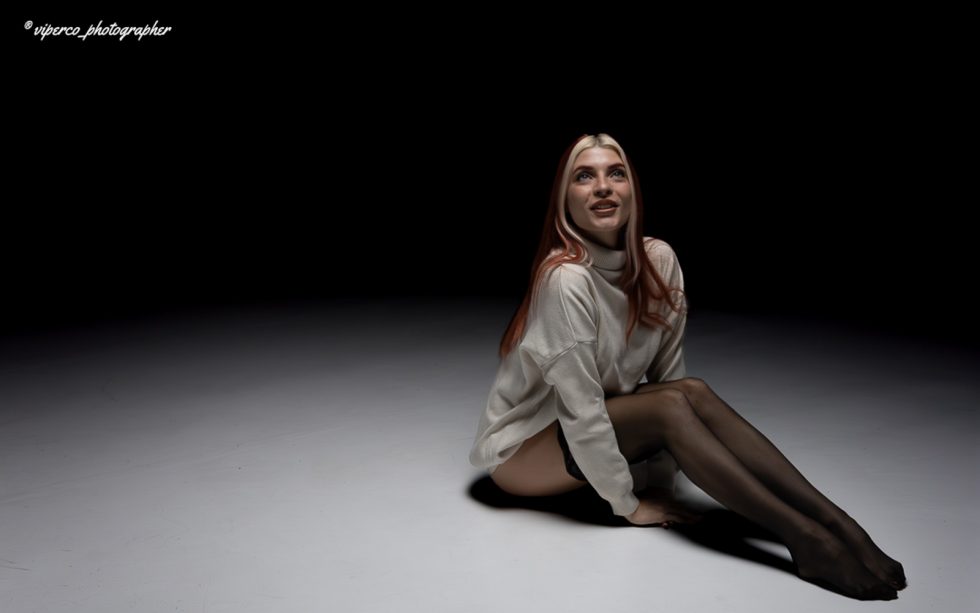 “Serie fotográfica de la modelo Melissa en estudio, combinando luz en clave baja y media, con poses expresivas que exploran movimiento, silueta y emociones bajo iluminación controlada.”