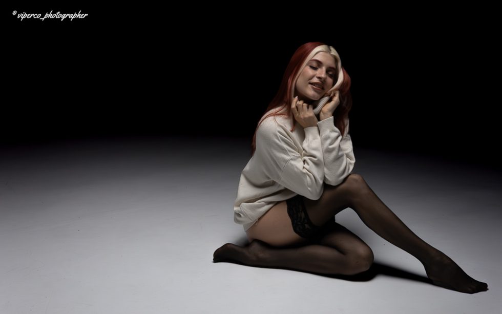 “Serie fotográfica de la modelo Melissa en estudio, combinando luz en clave baja y media, con poses expresivas que exploran movimiento, silueta y emociones bajo iluminación controlada.”