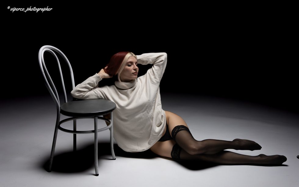 “Serie fotográfica de la modelo Melissa en estudio, combinando luz en clave baja y media, con poses expresivas que exploran movimiento, silueta y emociones bajo iluminación controlada.”