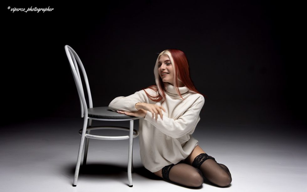 “Serie fotográfica de la modelo Melissa en estudio, combinando luz en clave baja y media, con poses expresivas que exploran movimiento, silueta y emociones bajo iluminación controlada.”