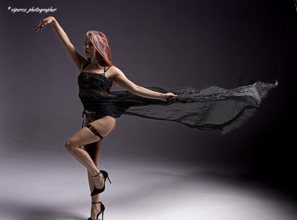 “Serie fotográfica de la modelo Melissa en estudio, combinando luz en clave baja y media, con poses expresivas que exploran movimiento, silueta y emociones bajo iluminación controlada.”