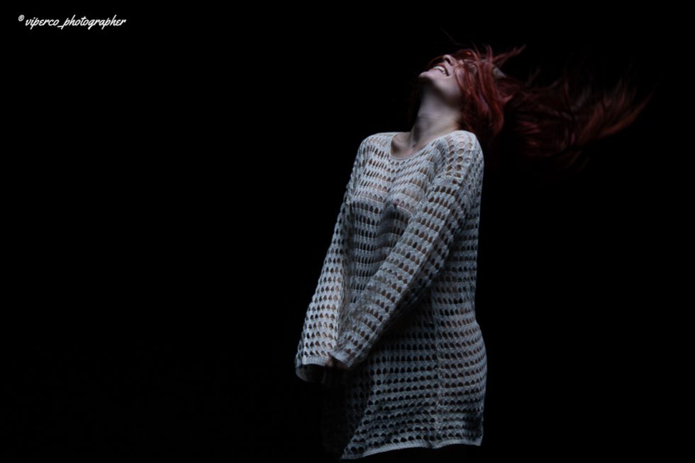 “Serie fotográfica de la modelo Melissa en estudio, combinando luz en clave baja y media, con poses expresivas que exploran movimiento, silueta y emociones bajo iluminación controlada.”