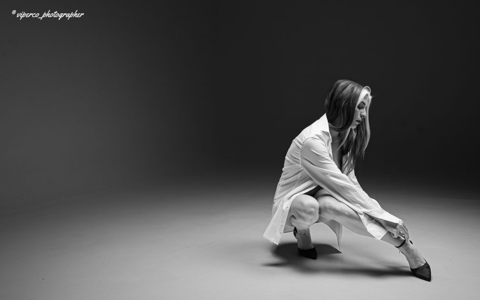 “Serie fotográfica de la modelo Melissa en estudio, combinando luz en clave baja y media, con poses expresivas que exploran movimiento, silueta y emociones bajo iluminación controlada.”