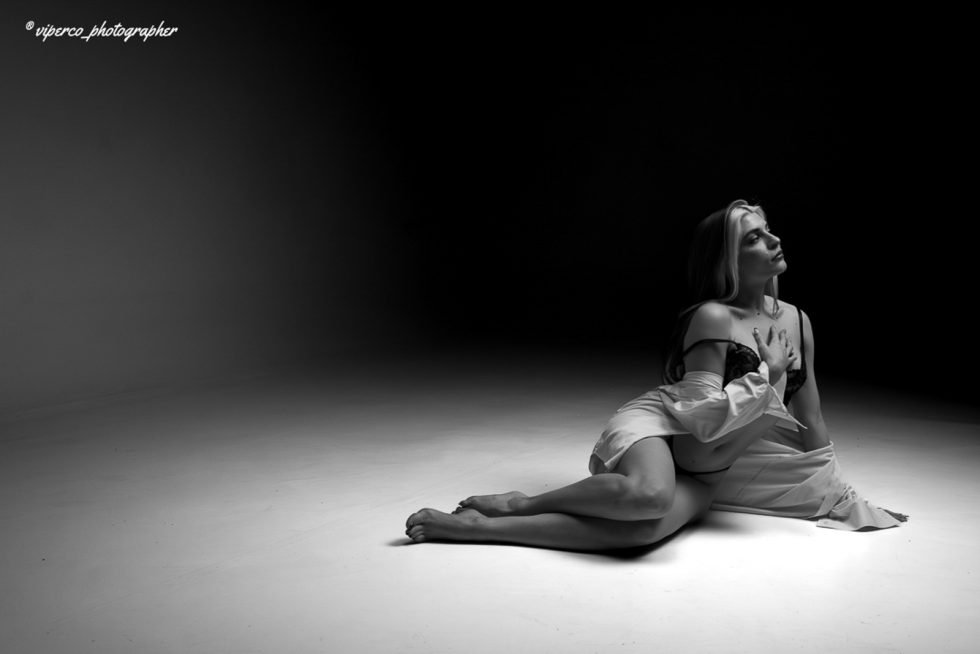 “Serie fotográfica de la modelo Melissa en estudio, combinando luz en clave baja y media, con poses expresivas que exploran movimiento, silueta y emociones bajo iluminación controlada.”