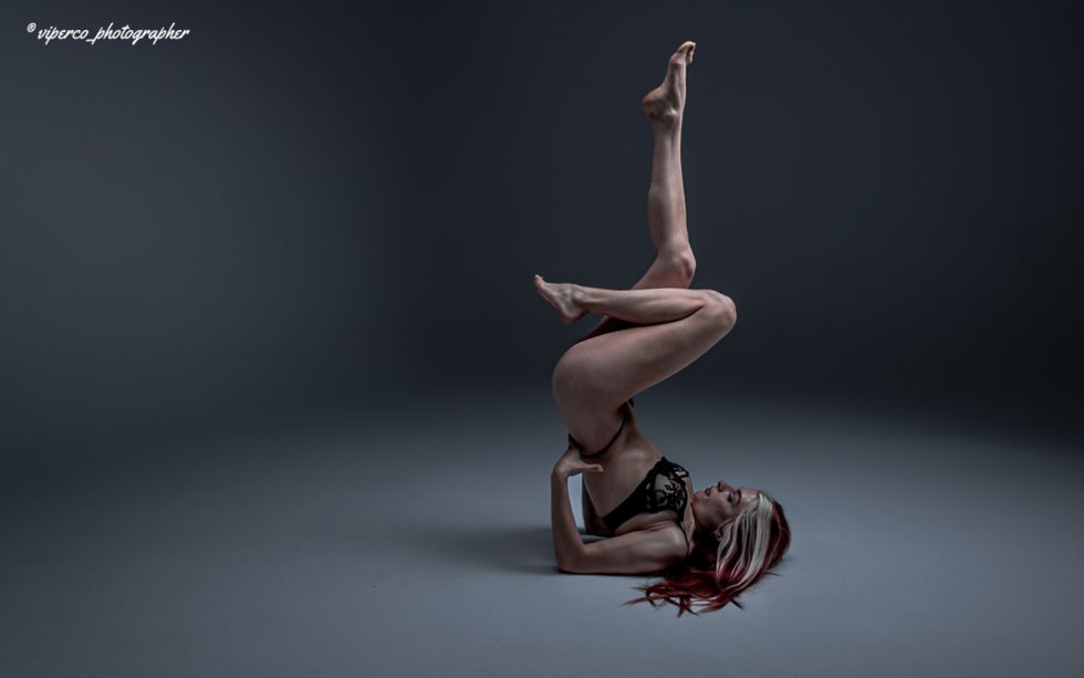 “Serie fotográfica de la modelo Melissa en estudio, combinando luz en clave baja y media, con poses expresivas que exploran movimiento, silueta y emociones bajo iluminación controlada.”